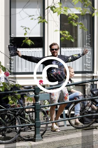 Amsterdam 13 juli 2016  
Selwyn Senatori zit samen met zijn vriendin op bankje zijn boek te signeren als haar fiets omvalt en haarvtas met mobieltje etc het water in valt . Een rondvaartboot vist alles eruit