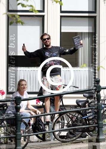 Amsterdam 13 juli 2016  
Selwyn Senatori zit samen met zijn vriendin op bankje zijn boek te signeren als haar fiets omvalt en haarvtas met mobieltje etc het water in valt . Een rondvaartboot vist alles eruit