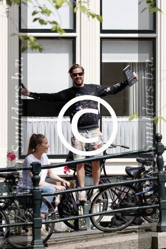 Amsterdam 13 juli 2016  
Selwyn Senatori zit samen met zijn vriendin op bankje zijn boek te signeren als haar fiets omvalt en haarvtas met mobieltje etc het water in valt . Een rondvaartboot vist alles eruit