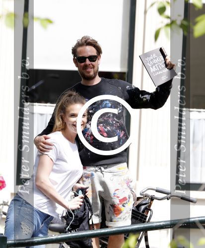 Amsterdam 13 juli 2016  
Selwyn Senatori zit samen met zijn vriendin op bankje zijn boek te signeren als haar fiets omvalt en haarvtas met mobieltje etc het water in valt . Een rondvaartboot vist alles eruit