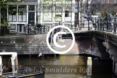 Amsterdam 13 juli 2016  
Selwyn Senatori zit samen met zijn vriendin op bankje zijn boek te signeren als haar fiets omvalt en haarvtas met mobieltje etc het water in valt . Een rondvaartboot vist alles eruit