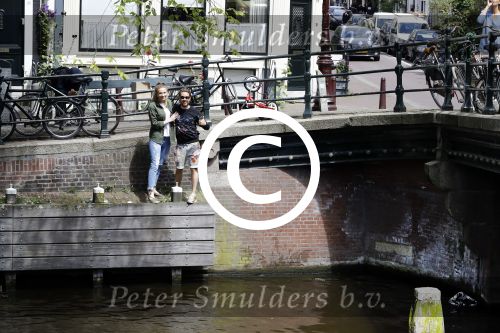 Amsterdam 13 juli 2016  
Selwyn Senatori zit samen met zijn vriendin op bankje zijn boek te signeren als haar fiets omvalt en haarvtas met mobieltje etc het water in valt . Een rondvaartboot vist alles eruit