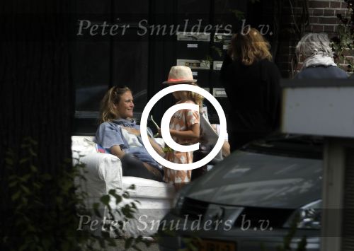 Amsterdam 3 juli 2016
Sophie Hilbrand en Waldemar Torenstra zitten in hun bank voor hun huyis op de gracht buiten in het zonnetje.