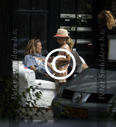 Amsterdam 3 juli 2016
Sophie Hilbrand en Waldemar Torenstra zitten in hun bank voor hun huyis op de gracht buiten in het zonnetje.