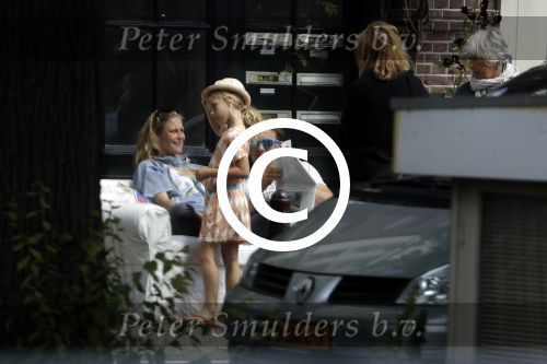Amsterdam 3 juli 2016
Sophie Hilbrand en Waldemar Torenstra zitten in hun bank voor hun huyis op de gracht buiten in het zonnetje.