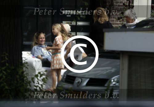 Amsterdam 3 juli 2016
Sophie Hilbrand en Waldemar Torenstra zitten in hun bank voor hun huyis op de gracht buiten in het zonnetje.