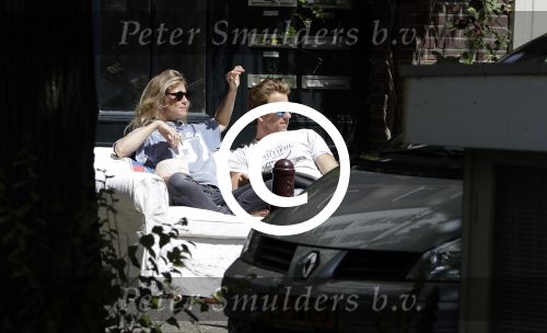 Amsterdam 3 juli 2016
Sophie Hilbrand en Waldemar Torenstra zitten in hun bank voor hun huyis op de gracht buiten in het zonnetje.