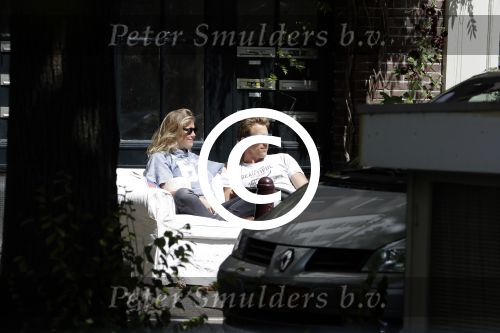 Amsterdam 3 juli 2016
Sophie Hilbrand en Waldemar Torenstra zitten in hun bank voor hun huyis op de gracht buiten in het zonnetje.