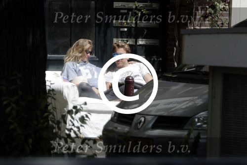 Amsterdam 3 juli 2016
Sophie Hilbrand en Waldemar Torenstra zitten in hun bank voor hun huyis op de gracht buiten in het zonnetje.