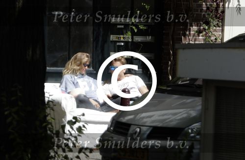 Amsterdam 3 juli 2016
Sophie Hilbrand en Waldemar Torenstra zitten in hun bank voor hun huyis op de gracht buiten in het zonnetje.