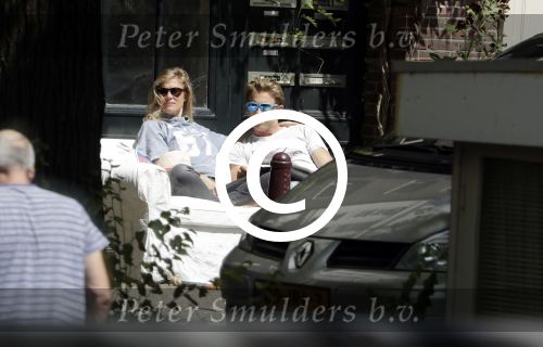 Amsterdam 3 juli 2016
Sophie Hilbrand en Waldemar Torenstra zitten in hun bank voor hun huyis op de gracht buiten in het zonnetje.