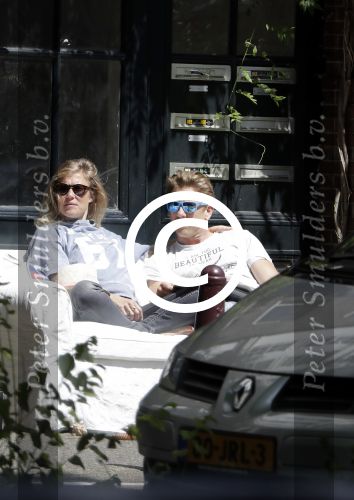 Amsterdam 3 juli 2016
Sophie Hilbrand en Waldemar Torenstra zitten in hun bank voor hun huyis op de gracht buiten in het zonnetje.