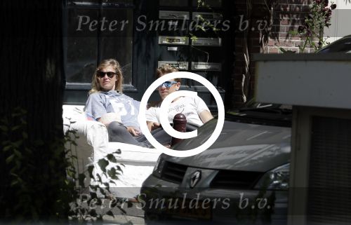 Amsterdam 3 juli 2016
Sophie Hilbrand en Waldemar Torenstra zitten in hun bank voor hun huyis op de gracht buiten in het zonnetje.