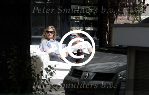 Amsterdam 3 juli 2016
Sophie Hilbrand en Waldemar Torenstra zitten in hun bank voor hun huyis op de gracht buiten in het zonnetje.
