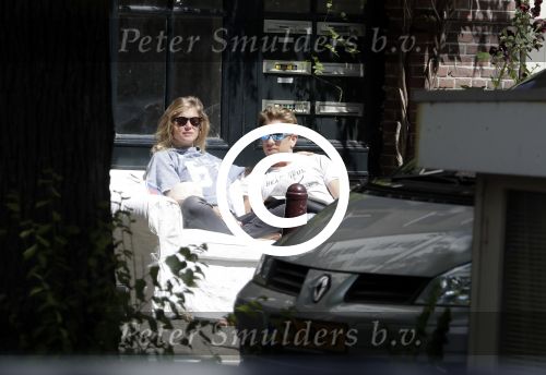 Amsterdam 3 juli 2016
Sophie Hilbrand en Waldemar Torenstra zitten in hun bank voor hun huyis op de gracht buiten in het zonnetje.