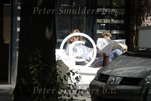 Amsterdam 3 juli 2016
Sophie Hilbrand en Waldemar Torenstra zitten in hun bank voor hun huyis op de gracht buiten in het zonnetje.