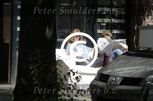 Amsterdam 3 juli 2016
Sophie Hilbrand en Waldemar Torenstra zitten in hun bank voor hun huyis op de gracht buiten in het zonnetje.