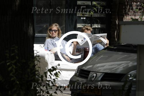 Amsterdam 3 juli 2016
Sophie Hilbrand en Waldemar Torenstra zitten in hun bank voor hun huyis op de gracht buiten in het zonnetje.