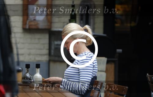 Amsterdam 8 juli 2016
Tjitske Reidinga op terras met een vriendin