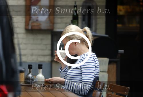 Amsterdam 8 juli 2016
Tjitske Reidinga op terras met een vriendin