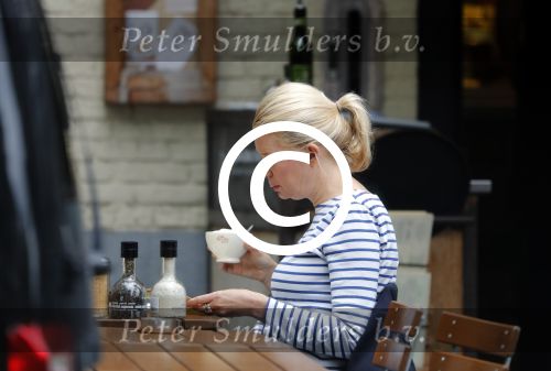Amsterdam 8 juli 2016
Tjitske Reidinga op terras met een vriendin