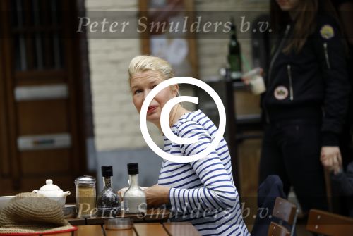 Amsterdam 8 juli 2016
Tjitske Reidinga op terras met een vriendin