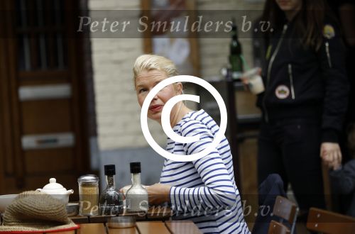 Amsterdam 8 juli 2016
Tjitske Reidinga op terras met een vriendin