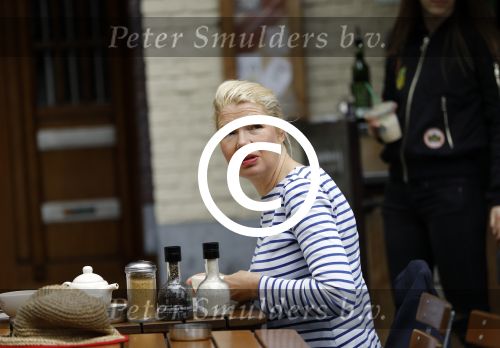 Amsterdam 8 juli 2016
Tjitske Reidinga op terras met een vriendin