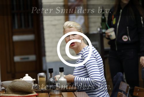 Amsterdam 8 juli 2016
Tjitske Reidinga op terras met een vriendin