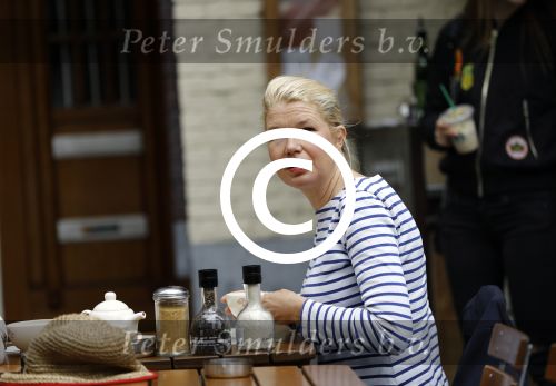 Amsterdam 8 juli 2016
Tjitske Reidinga op terras met een vriendin