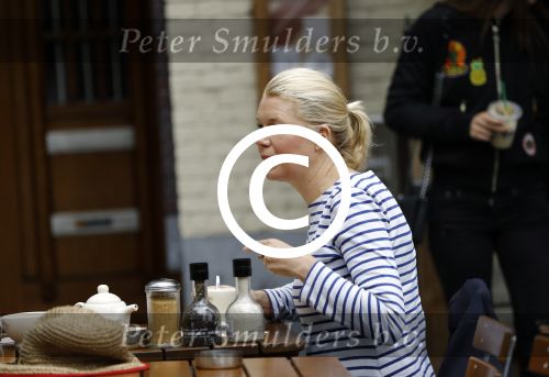 Amsterdam 8 juli 2016
Tjitske Reidinga op terras met een vriendin