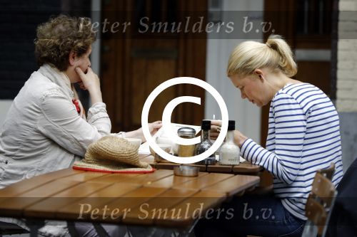 Amsterdam 8 juli 2016
Tjitske Reidinga op terras met een vriendin