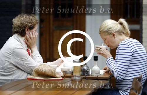 Amsterdam 8 juli 2016
Tjitske Reidinga op terras met een vriendin