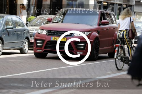 Amsterdam 6 juli 2016 
Tonny Vilhena in zijn range rover sport aan het winkelen in amsterdam zuid
