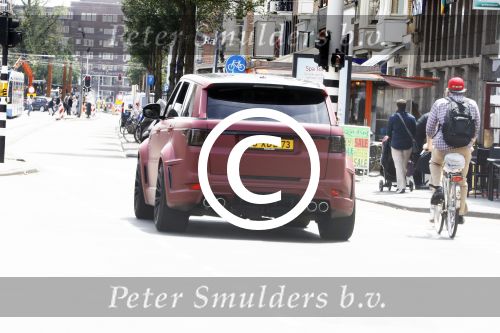 Amsterdam 6 juli 2016 
Tonny Vilhena in zijn range rover sport aan het winkelen in amsterdam zuid