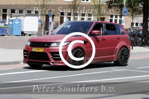 Amsterdam 6 juli 2016 
Tonny Vilhena in zijn range rover sport aan het winkelen in amsterdam zuid