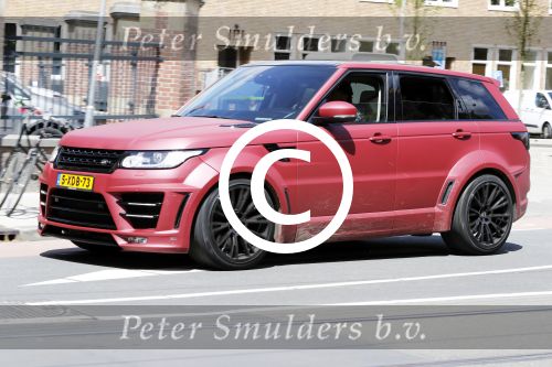 Amsterdam 6 juli 2016 
Tonny Vilhena in zijn range rover sport aan het winkelen in amsterdam zuid