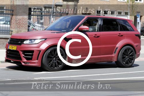 Amsterdam 6 juli 2016 
Tonny Vilhena in zijn range rover sport aan het winkelen in amsterdam zuid