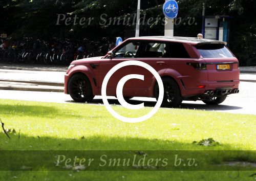 Amsterdam 6 juli 2016 
Tonny Vilhena in zijn range rover sport aan het winkelen in amsterdam zuid