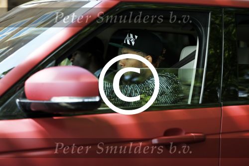 Amsterdam 6 juli 2016 
Tonny Vilhena in zijn range rover sport aan het winkelen in amsterdam zuid