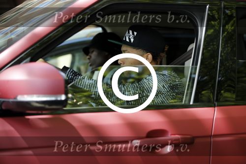 Amsterdam 6 juli 2016 
Tonny Vilhena in zijn range rover sport aan het winkelen in amsterdam zuid