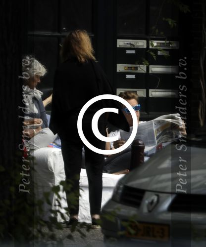 Amsterdam 3 juli 2016
Sophie Hilbrand en Waldemar Torenstra zitten in hun bank voor hun huyis op de gracht buiten in het zonnetje.