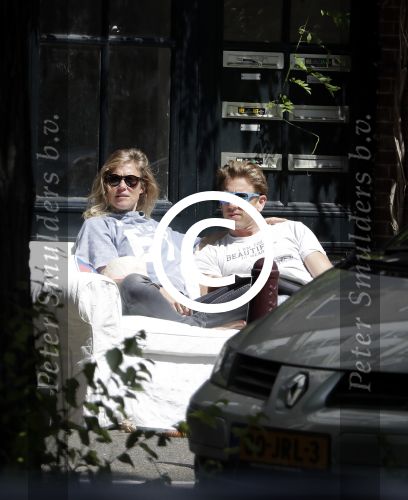 Amsterdam 3 juli 2016
Sophie Hilbrand en Waldemar Torenstra zitten in hun bank voor hun huyis op de gracht buiten in het zonnetje.
