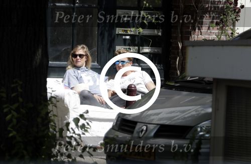Amsterdam 3 juli 2016
Sophie Hilbrand en Waldemar Torenstra zitten in hun bank voor hun huyis op de gracht buiten in het zonnetje.