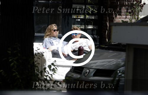 Amsterdam 3 juli 2016
Sophie Hilbrand en Waldemar Torenstra zitten in hun bank voor hun huyis op de gracht buiten in het zonnetje.