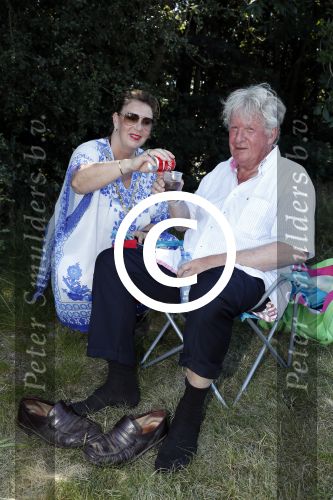 Wijchen 20 juli 2017
Willibrorf Frequin loopt de 100e vierdaagse van Nijmegen. Zijn vriendin Gesina stond naast de kant met drank en hapjes. Willibrord moest met veel fans op de foto. dag 2