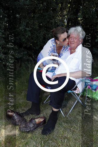Wijchen 20 juli 2017
Willibrorf Frequin loopt de 100e vierdaagse van Nijmegen. Zijn vriendin Gesina stond naast de kant met drank en hapjes. Willibrord moest met veel fans op de foto. dag 2