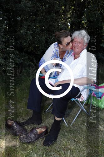 Wijchen 20 juli 2017
Willibrorf Frequin loopt de 100e vierdaagse van Nijmegen. Zijn vriendin Gesina stond naast de kant met drank en hapjes. Willibrord moest met veel fans op de foto. dag 2