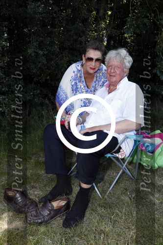 Wijchen 20 juli 2017
Willibrorf Frequin loopt de 100e vierdaagse van Nijmegen. Zijn vriendin Gesina stond naast de kant met drank en hapjes. Willibrord moest met veel fans op de foto. dag 2