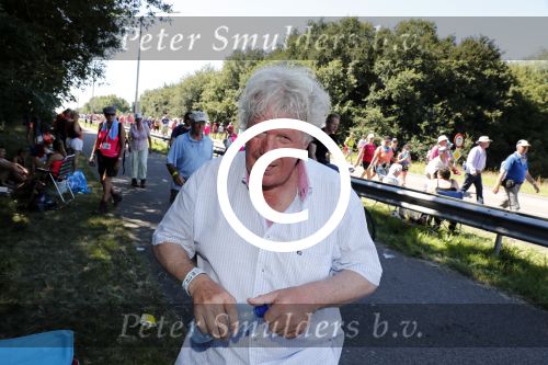 Wijchen 20 juli 2017
Willibrorf Frequin loopt de 100e vierdaagse van Nijmegen. Zijn vriendin Gesina stond naast de kant met drank en hapjes. Willibrord moest met veel fans op de foto. dag 2